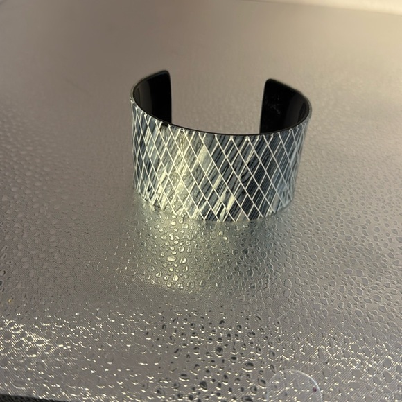 Beautiful bracelet acrylic grays mixed with silvers. Fits up to size 9 1/2 - Picture 1 of 4